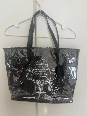 60% 오프 사만다 타바사 스누피 블랙 PVC 토트백 새상품급