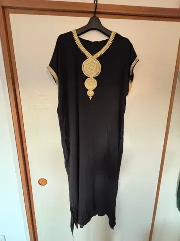 블랙 반팔 롱 원피스 골드 컬러 자수