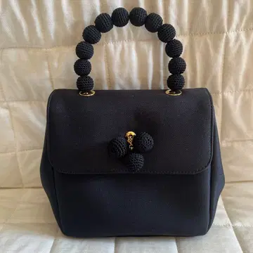 패브릭 소재 비즈 핸들 블랙 핸드백