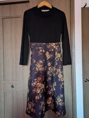 브라운 바탕 꽃무늬 긴팔 원피스