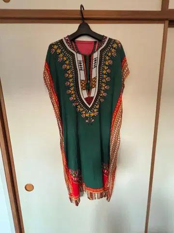 모로코 자수 장식 그린 컬러 카프탄 프린트