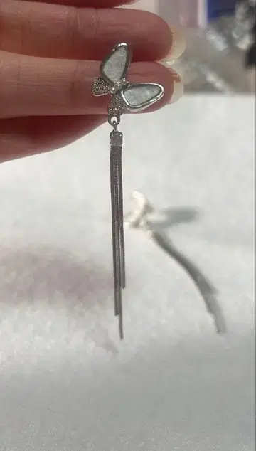 나비 모티브 체인 귀걸이 실버 큐빅 태슬