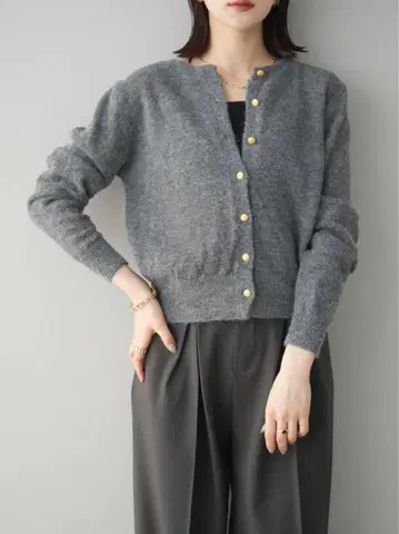 골드 버튼 컴팩트 니트 가디건 그레이 프리 사이즈