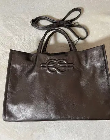 ear 파피요네 다크 브라운 로고 포함 핸드백