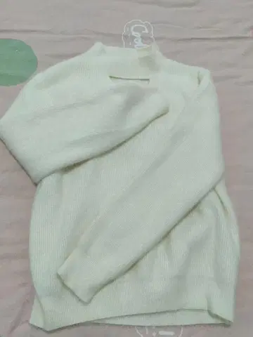 크림색 니트 스웨터 긴팔