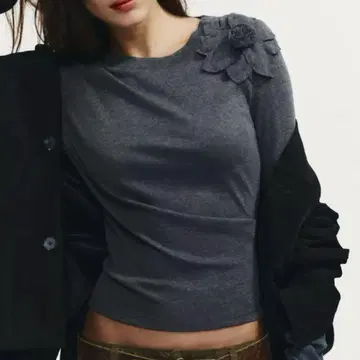 ZARA 최신 미사용 새상품 택 포함 프론트 플라워 무늬 T셔츠 S