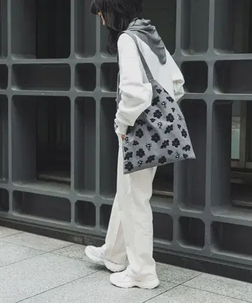 완판템 어반 리서치 미야쿠미야쿠 토트 플라워 그레이