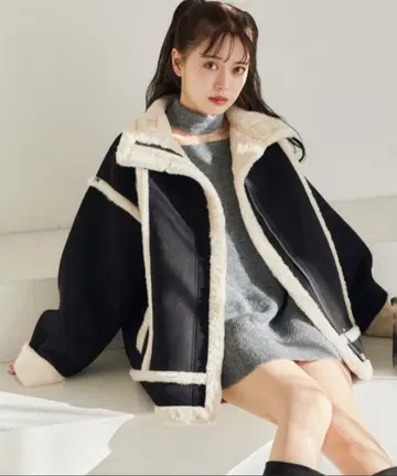 무스탕 코트 블랙과 아이보리 스트라이프 디자인 프리 사이즈