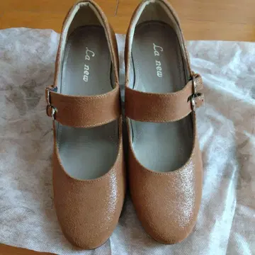 La new 브라운 스트랩 펌프스