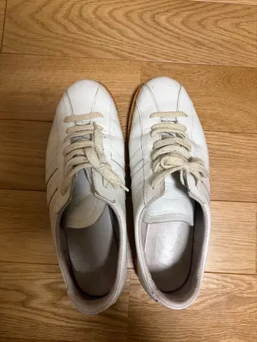 화이트 심플 스니커즈