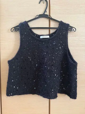 스팽글 장식 블랙 니트 베스트