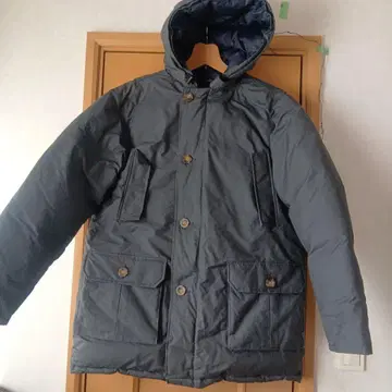 다크 그레이 후드 부착 다운 자켓