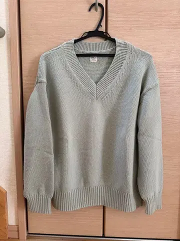 민트 그린 V넥 긴팔 니트 스웨터