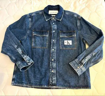 시착만 한 Calvin Klein 모노그램 배지 데님 셔츠 남성용 S
