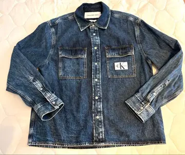 시착만 한 Calvin Klein 모노그램 배지 데님 셔츠 남성용 S