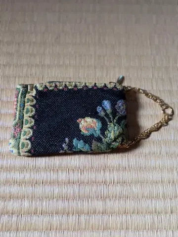 Think bee! 싱크비 자수 패브릭 소재 체인 포함 파우치 립 케이스