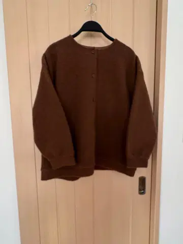 휴일과 시 브라운 긴팔 가디건
