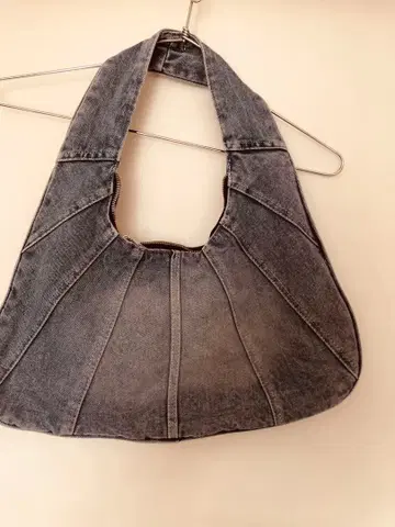 거의 새상품 데님 그레이 핸드백