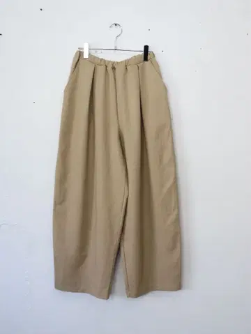 U9) 폴리에스테르 (묵조) 스트레치 턱 팬츠 REFRAIN 베이지