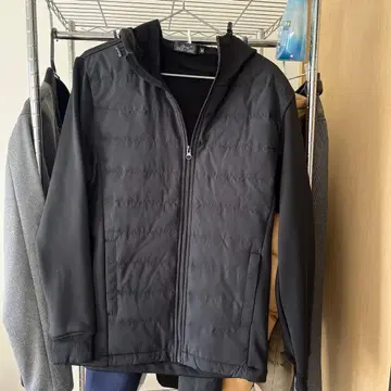 후드 부착 블랙 자켓