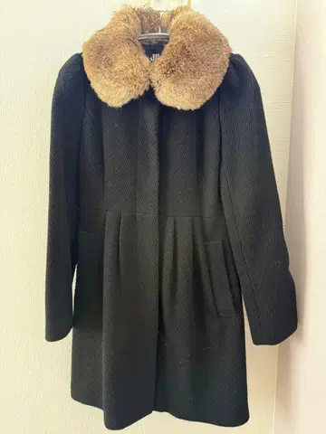 질스튜어트 퍼 카라 부착 블랙 롱 코트