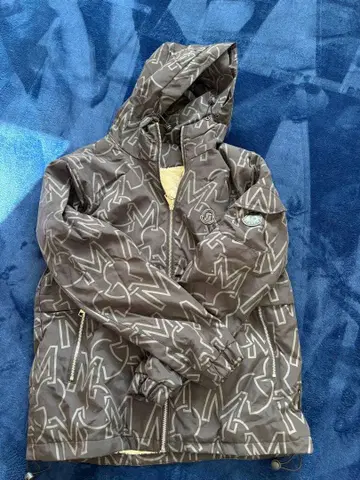 그레이 로고 프린트 나일론 자켓