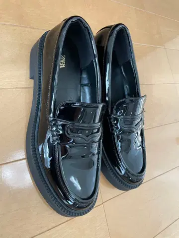 ZARA 블랙 에나멜 로퍼