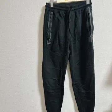 블랙 조거 팬츠 지퍼 포켓 부착