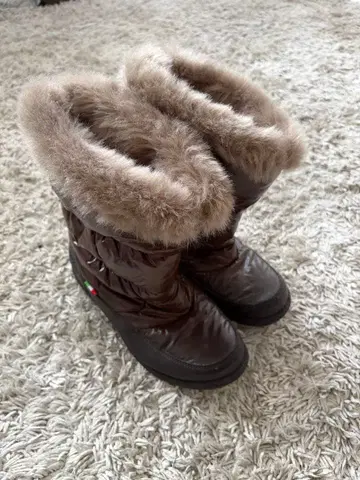 브라운 퍼가 달린 방수 부츠