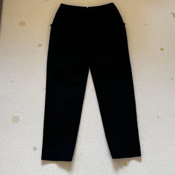 프릴 달린 블랙 슬랙스