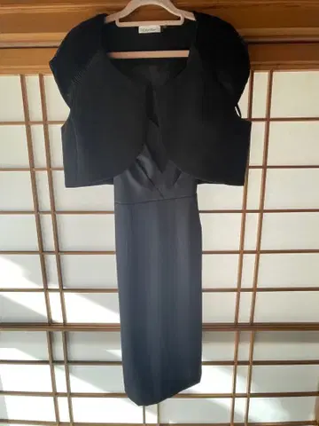 Calvin Klein 블랙 숏 자켓