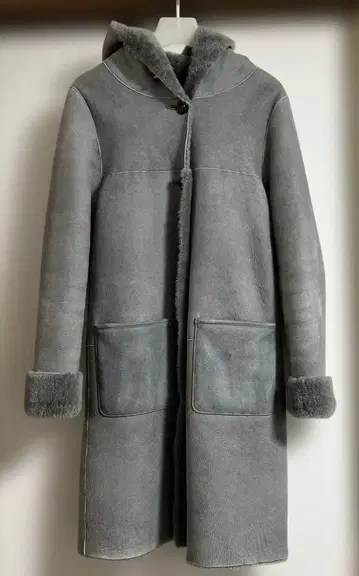 그레이 후드 부착 무스탕 코트