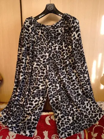 새상품 레오파드 무늬 롱 와이드 팬츠 따뜻한 스트레치 소재 (블랙 계열)