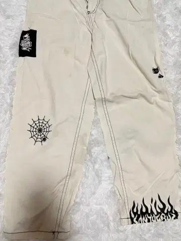 아이보리 조거 팬츠 스파이더 웹 디자인 산타크루즈