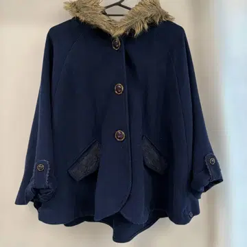 [ axes femme ] 판초풍 코트 퍼 포함 네이비 레이스 포켓