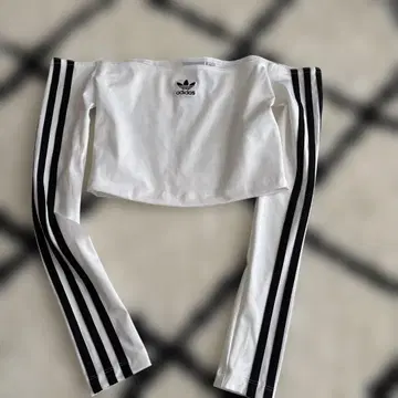 adidas 화이트 크롭 오프숄더 긴팔 아현