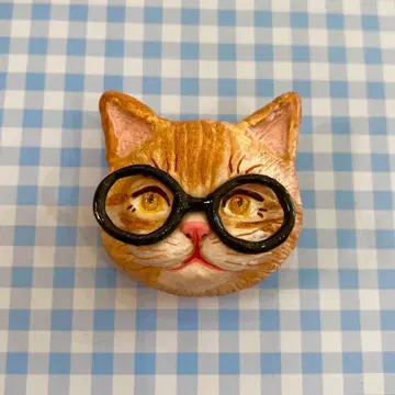 검은색 테두리 안경을 쓴 고양이 브로치