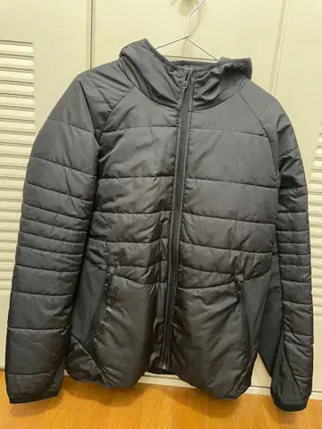 UNDER ARMOUR 네이비 컬러 다운 자켓 후드 부착