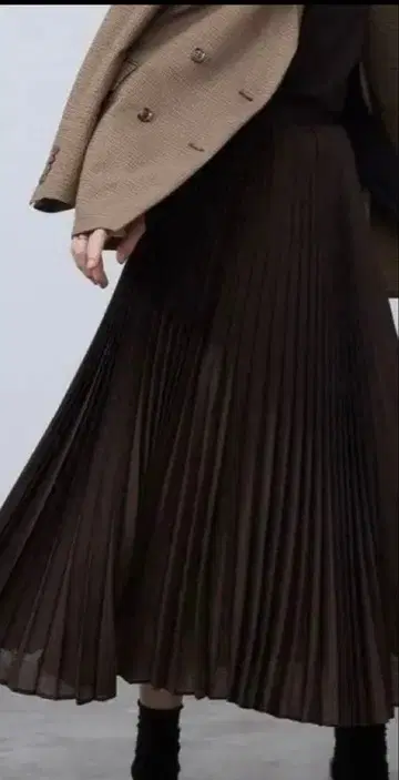 BEIGE MOYE 플리츠 스커트 카페 느와르