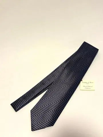 홀리데이 앤 브라운 넥타이