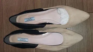 베이지와 블랙 펌프스