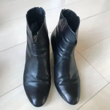 새상품급 일본제 블랙 가죽 중간 힐 부츠 22.5cm