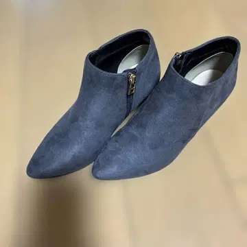 다크 그레이 지퍼 앵클부츠 로페피크닉