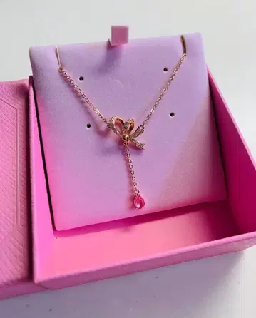 거의 새상품 스와로브스키 SWAROVSKI Volta Y펜던트 리본