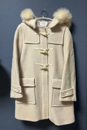 스튜디어스 크림색 더플 코트 퍼 포함