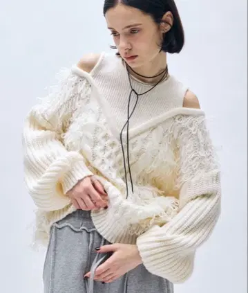 AIC. 컷 아웃 루프 편직 케이블 니트