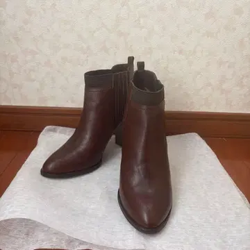 브라운 가죽 부티 하이힐