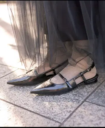 리브드 로와 플랫 스트랩 슈즈