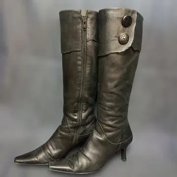 버튼이 달린 블랙 롱 부츠