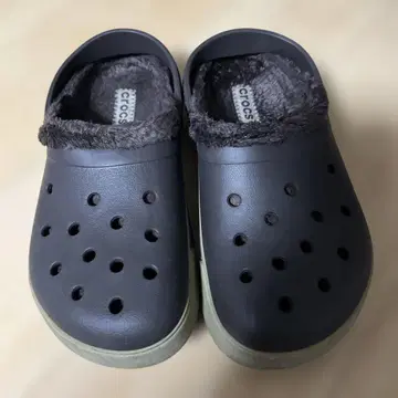 Crocs 브라운 퍼 샌들